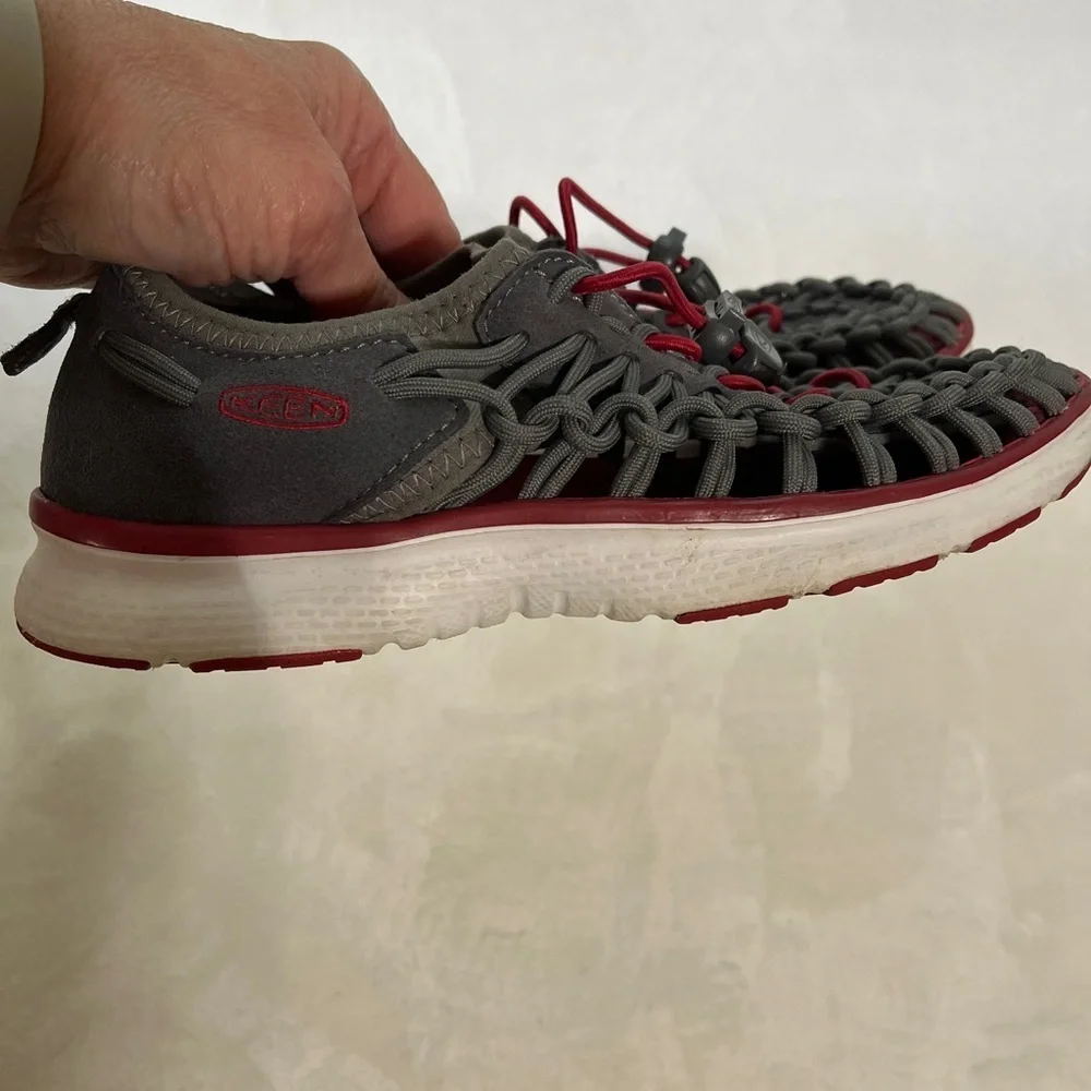 KEEN Uneek Big Kids Outdoor Sports Sandals Gray/Red Size 4 Preowned